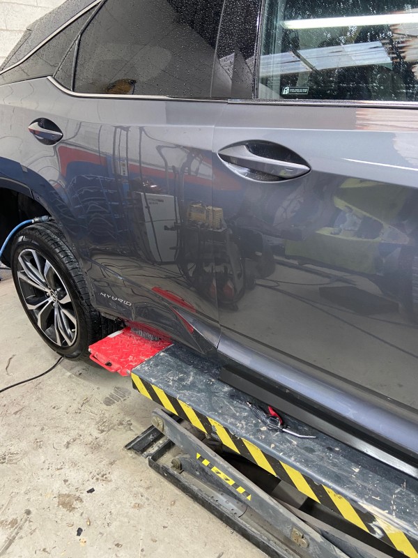 Réparation et peinture d’un lateral complet sur une LEXUS HYBRID