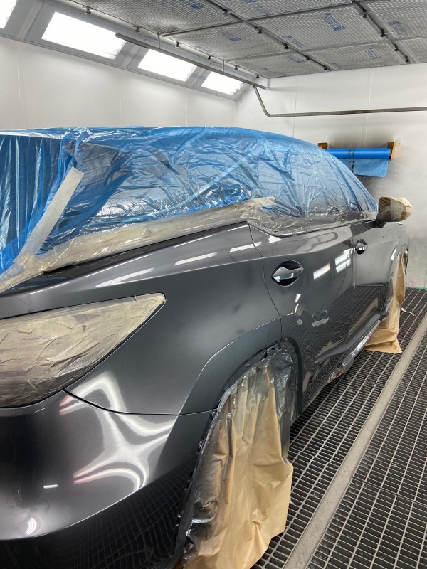 Réparation et peinture d’un lateral complet sur une LEXUS HYBRID