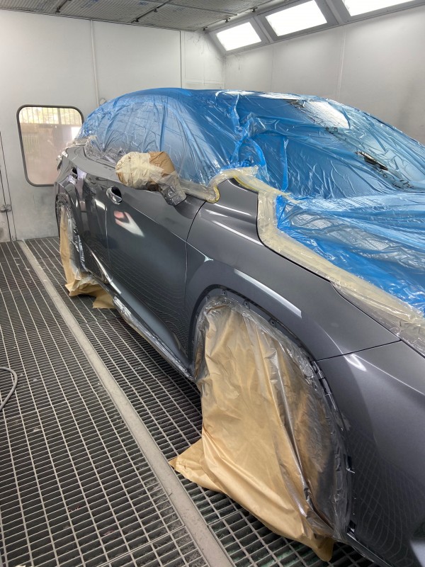 Réparation et peinture d’un lateral complet sur une LEXUS HYBRID