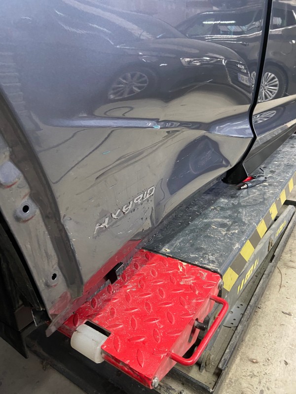 Réparation et peinture d’un lateral complet sur une LEXUS HYBRID